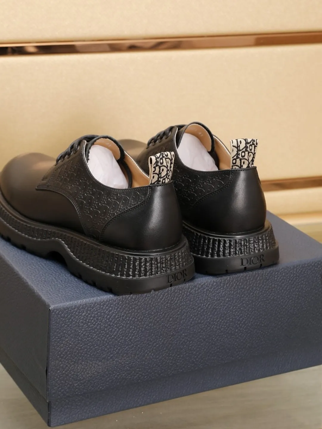 Factory P500💰Dior Buffalo's new low-top Derby casual leather shoes, a new product in the 2024 spring men's series, ideally combine unconventional characteristic elements with Dior's high-end aesthetic style. The original first-grain calfskin upper features side panels with a tonal debossed Oblique print, and the chunky rubber sole showcases a crepe-effect design. Styled with wide leather laces and Oblique-printed rear pull tabs, they add a modern touch to any look. Practical and stylish, it can be easily paired with a variety of casual looks. Size: 38-44 (45 customized)